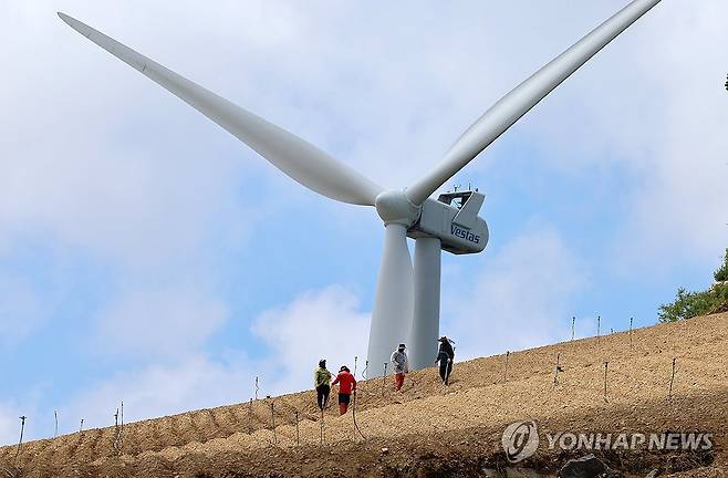 고랭지 배추밭에 물주기…강릉 안반데기 (강릉=연합뉴스) 유형재 기자 = 극심한 가뭄이 계속되는 가운데 11일 국내 최대의 고랭지 채소단지인 강원 강릉시 왕산면 안반데기에서 외국인 근로자들이 배추밭에 물을 주고 있다. 2025.7.11 yoo21@yna.co.kr