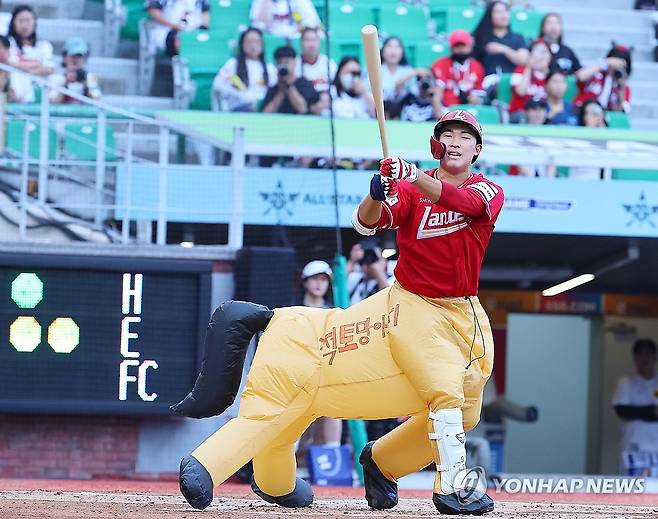 삼진아웃 아쉬운 망아지 (인천=연합뉴스) 임순석 기자 = 5일 오후 인천 SSG랜더스필드에서 열린 2024 퓨처스 올스타전 북부 올스타와 남부 올스타의 경기. 3회 초 북부 SSG 이승민이 삼진아웃 당한 뒤 더그아웃으로 향하고 있다. 이병규의 아들인 이승민은 '적토망아지'라고 적힌 캐릭터 옷을 입고 타격하고 있다.  2024.7.5 soonseok02@yna.co.kr