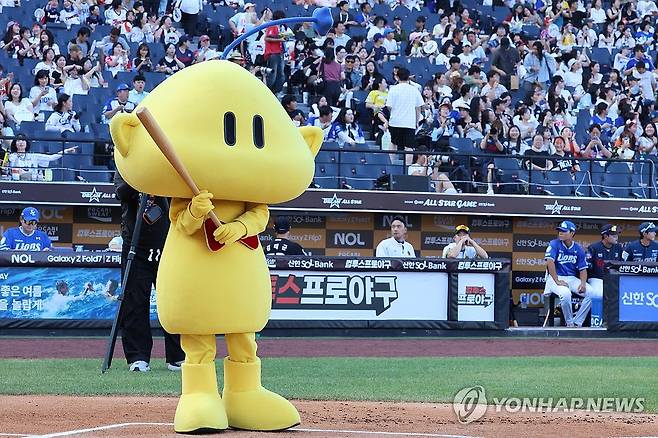 시타하는 꿈돌이 (대전=연합뉴스) 강수환 기자 = 11일 오후 대전 한화생명볼파크에서 열린 '2025 KBO 퓨처스 올스타전' 북부 올스타와 남부 올스타의 경기. 대전시 마스코트 꿈돌이가 시타하고 있다. 2025.7.11 swan@yna.co.kr