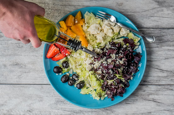 올리브유와 샐러드