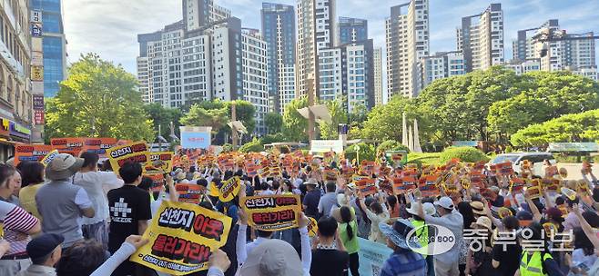 12일 오후 5시 과천중앙공원 일대에 모인 시민들이 신천지 교회 이마트 건물 용도변경을 반대하는 집회를 진행하고 있다. 하재홍기자