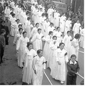 임방울 장례식 때 여성 명창들이 소복을 입고 상여를 따르고 있다.