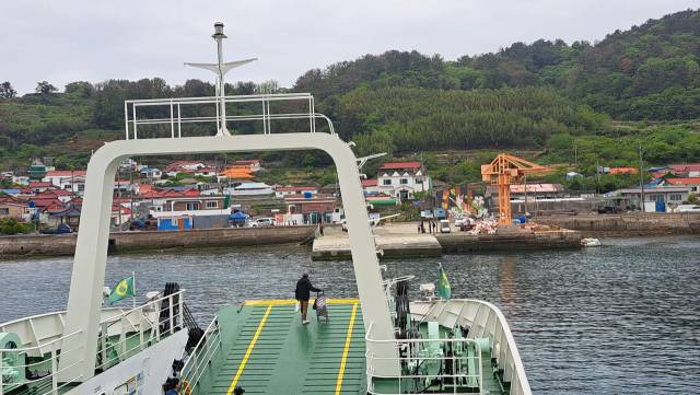 뱃전에서 본 용초마을.