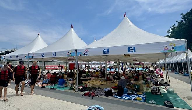 신천물놀이장에 마련된 쉼터에서 이용객들이 휴식을 취하고 있다. 박영민 기자.