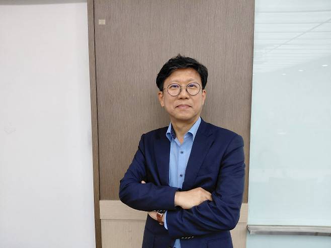 이욱상 동아출판 대표가 11일 서울 영등포구에서 이데일리와 인터뷰하며 사진을 찍고 있다. (사진=김응열 기자)