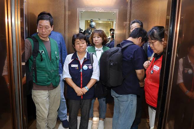 최저임금위원회 근로자위원 중 이미선 민주노총 부위원장(왼쪽 두 번째)을 비롯한 민주노총 소속 위원들이 10일 정부세종청사에서 열린 최저임금위원회 제12차 전원회의 도중 심의를 거부하고 퇴장하고 있다.(사진=연합뉴스)