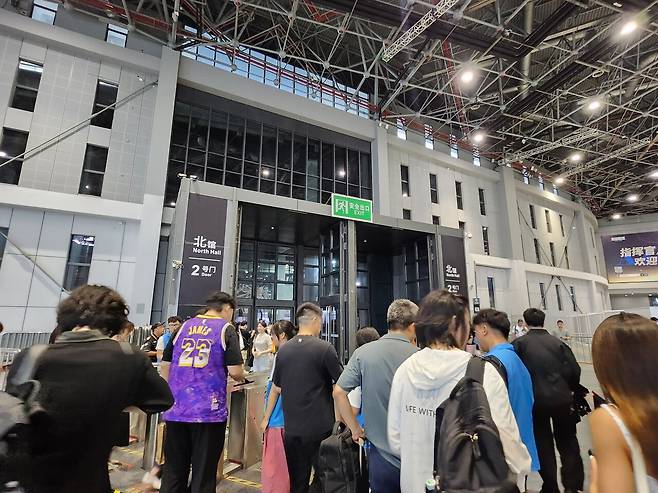 - QR 코드를 찍으면 입장하는 방식&nbsp;