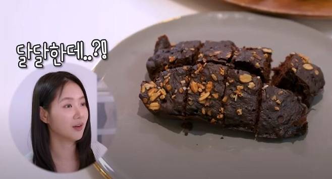 소유가 다이어트에 도움이 되는 브라우니를 만들었다. [사진=유튜브 채널 '소유기' 영상 캡처]