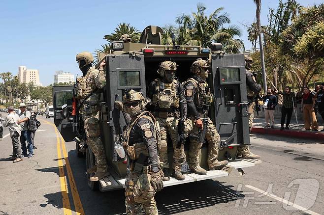 7일(현지시간) 미국 캘리포니아주 로스앤젤레스 맥아더 파크 인근에 도착한 무장 병력. 2025.07.07. ⓒ AFP=뉴스1 ⓒ News1 이지예 객원기자