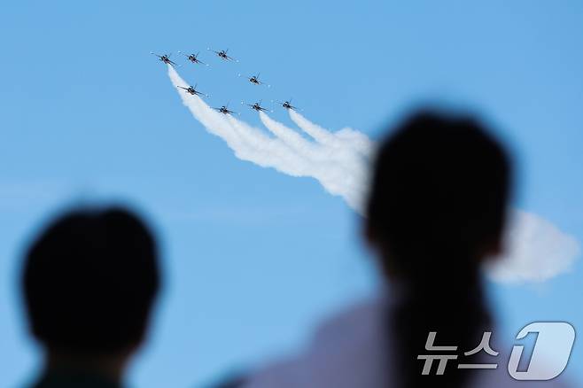 12일 오전 서울 반포한강공원 일대에서 공군 특수비행팀 블랙이글스가 제1회 방위산업의 날 계기 시민 참여 페스티벌을 기념해 에어쇼를 펼치고 있다. 2025.7.12/뉴스1 ⓒ News1 신웅수 기자