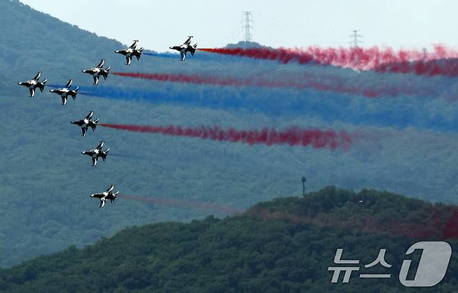12일 오전 서울 시내 상공에서 공군 특수비행팀 블랙이글스가 제1회 방위산업의 날 계기 시민 참여 페스티벌을 기념해 에어쇼를 펼치고 있다. 2025.7.12/뉴스1 ⓒ News1 이동해 기자
