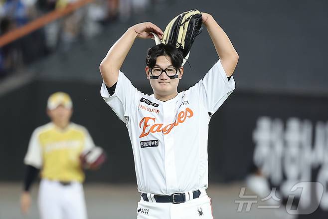 12일 대전 한화생명 볼파크에서 열린 ‘2025 신한 SOL뱅크 KBO 올스타전’에서 9회초 마운드에 올라온 한화 마무리 김서현이 팬들에게 인사하고 있다. 2025.7.12/뉴스1 ⓒ News1 김진환 기자