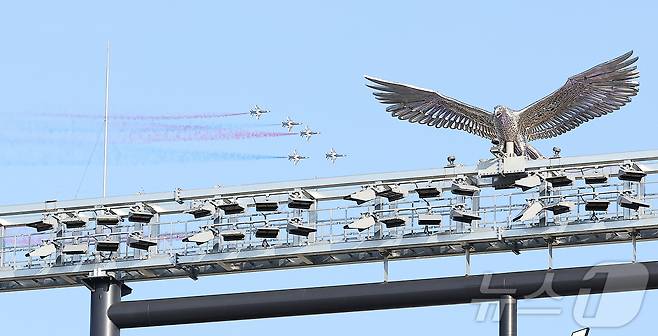 12일 대전 한화생명 볼파크에서 열린 ‘2025 신한 SOL뱅크 KBO 올스타전’에서 대한민국 공군 특수비행팀 '블랙이글스'가 비행하고 있다. 2025.7.12/뉴스1 ⓒ News1 김진환 기자