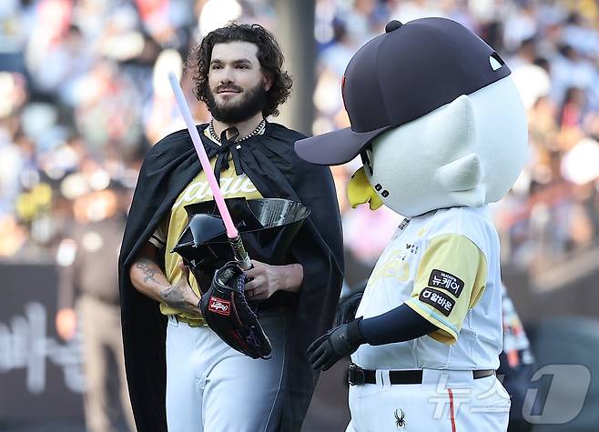 12일 대전 한화생명 볼파크에서 열린 ‘2025 신한 SOL뱅크 KBO 올스타전’에서 한화 외국인 투수 폰트가 영화 스타워즈의 캐릭터 다스베이더 복장으로 나오고 있다. 2025.7.12/뉴스1 ⓒ News1 김진환 기자