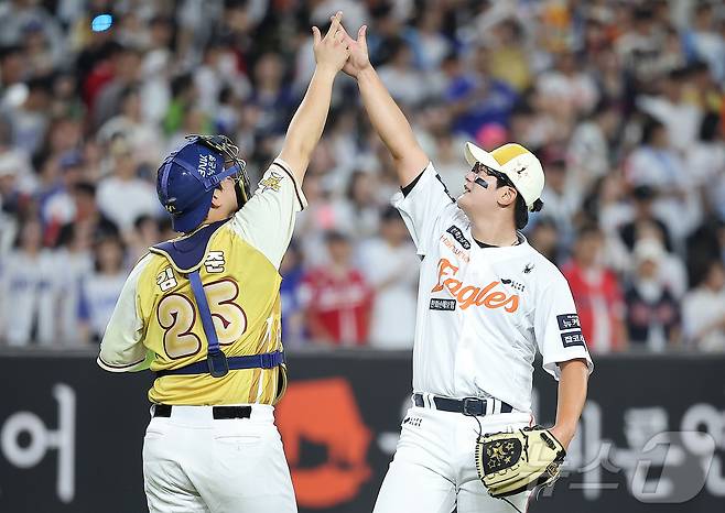 12일 대전 한화생명 볼파크에서 열린 ‘2025 신한 SOL뱅크 KBO 올스타전’에서 나눔 올스타 NC 포수 김형준과 한화 마무리 김서현이 8대6 승리를 지켜낸 뒤 세리머니를 하고 있다. 2025.7.12/뉴스1 ⓒ News1 김진환 기자