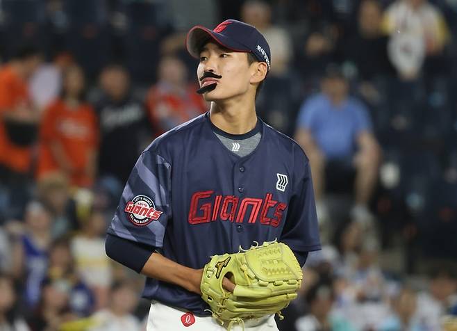 감보아의 콧수염을 따라 붙인 이영재. 사진 | 연합뉴스