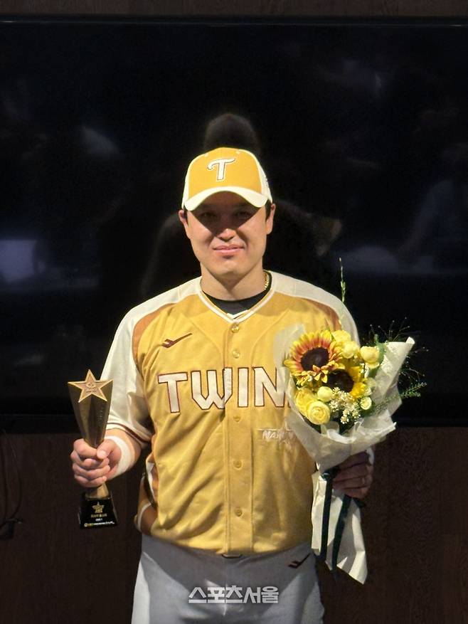 미스터 올스타로 뽑힌 LG 박동원이 12일 대전 한화생명 볼파크에서 열린 2025 KBO 올스타전 종료 후 취재진과 만나 포즈를 취하고 있다. 대전 | 박연준 기자 duswns0628@sportsseoul.com