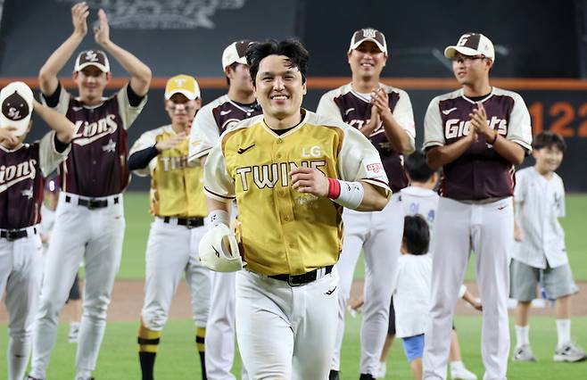 미스터 올스타로 뽑힌 LG 박동원이 12일 대전 한화생명 볼파크에서 열린 2025 KBO 올스타전 후 수상을 위해 뛰어나오고 있다. 사진 | 연합뉴스