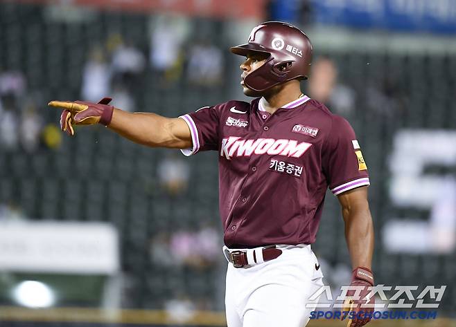 10일 서울 잠실구장에서 열린 키움-LG전. 9회초 2사 1, 2루 스톤이 1타점 적시타를 친 후 기뻐하고 있다. 잠실=정재근 기자 cjg@sportschosun.com/2025.7.10/
