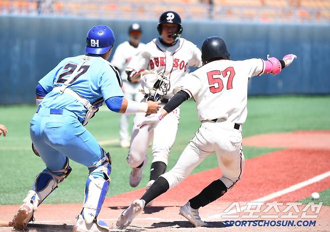 12일 서울 목동구장에서 열린 제80회 청룡기 고교야구선수권 대회 및 주말리그 왕중왕전 부산고와 덕수고의 결승전. 2회말 1사 만루 덕수고 최수완이 스퀴즈번트를 성공시키고 있다. 목동=정재근 기자 cjg@sportschosun.com/2025.7.12/
