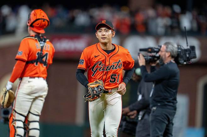 샌프란시스코 자이언츠 이정후가 12일(한국시각) 오라클파크에서 열린 LA 다저스전에서 8대7 승리가 확정된 뒤 활짝 웃으며 더그아웃으로 들어가고 있다. Imagn Images연합뉴스