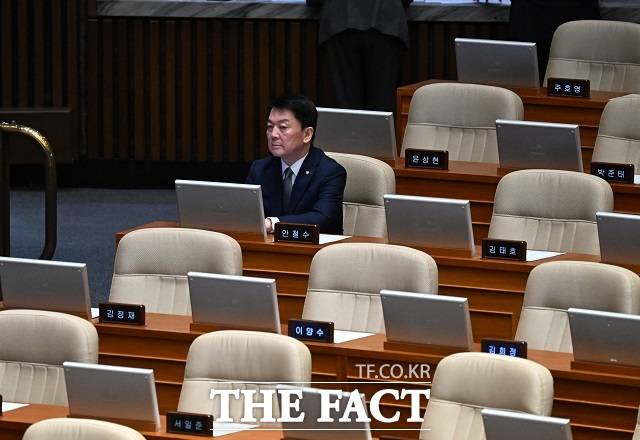 윤석열 대통령 탄핵 표결을 앞둔 지난해 12월 7일 국회 본회의장에서 안 의원이 자리를 지키는 모습. 당시 국민의힘 의원 가운데 안 의원만 유일하게 퇴장하지 않고 남았다. /이새롬 기자