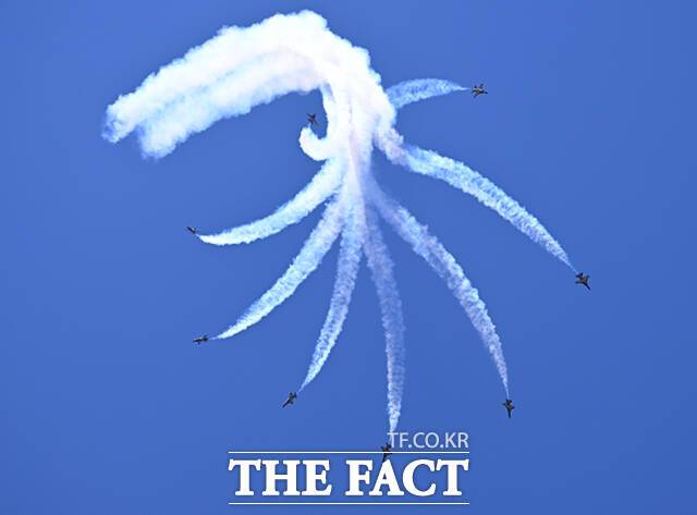 12일 서울 서초구 반포한강공원 일대에서 제 1회 방위산업의 날 제정(7월 8일)을 기념해 시민 참여 페스티벌 행사가 열린 가운데, 공군 특수비행팀 블랙이글스가 축하 비행을 하고 있다. /이새롬 기자