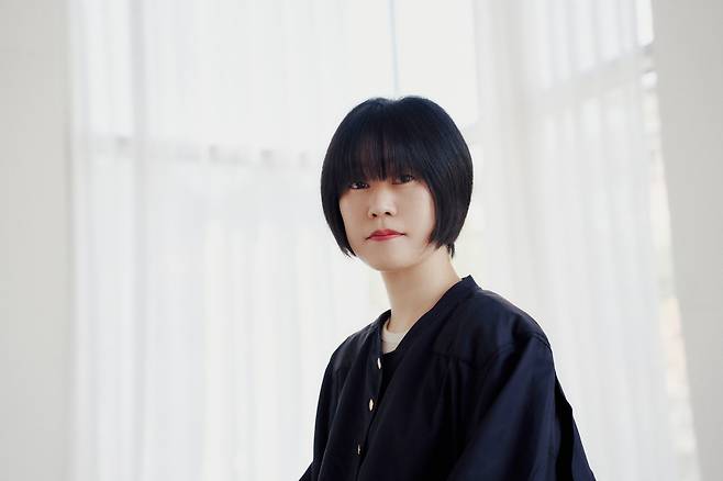 올해로 등단 24년 차인 소설가 김애란(45)을 신간 소설집 '안녕이라 그랬어' 출간을 계기로 만났다. /ⓒ이승재(LCC)