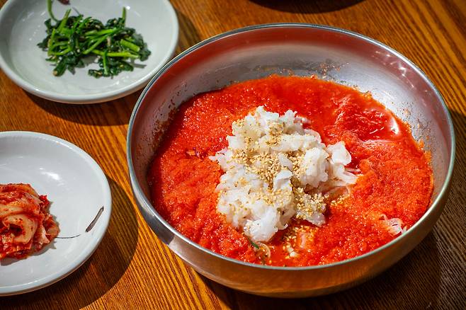 여름에 동해안에 간다면 살얼음 양념장을 넣은 '물회'는 필수로 맛볼 음식이다. 한 그릇 하고나면 머리까지 얼얼해진다. / 김용재 영상미디어 기자