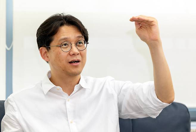 지난 8일 서울 서대문구 연세대학교 의과대학 교수실에서 김현철 연세대 의대 교수가 본지와 만나 한국 대학 인재 유출 위기에 대해 이야기하고 있다./조인원 기자