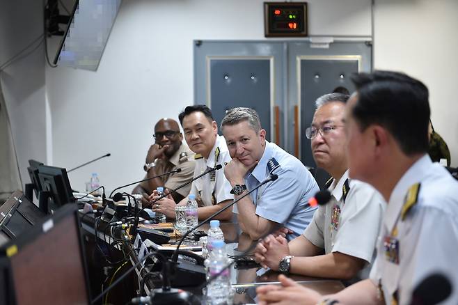 김명수 합참의장, 댄 케인 미 합참의장, 요시다 요시히데 일본 통합막료장이 11일 25년 한미일 합참의장 회의 종료 후 경기 평택시 해군2함대사령부를 방문해 작전현황을 보고받고 있다./합참
