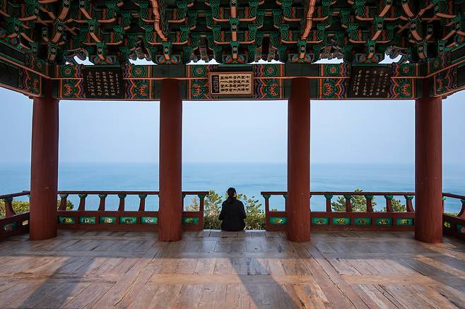 '망양정해수욕장' 부근에 있는 '망양정'에 오르면 망망대해가 발 아래에 펼쳐진다. '관동팔경'의 제1루로, 망양정해변을 감상하기 좋은 전망대다. / 김용재 영상미디어 기자