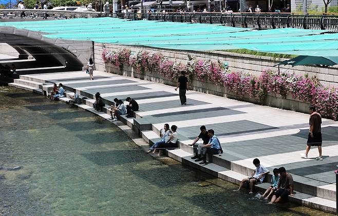 11일 서울 종로구 청계천에 햇볕을 막아줄 대형 그늘막이 설치돼 있다. /장경식 기자