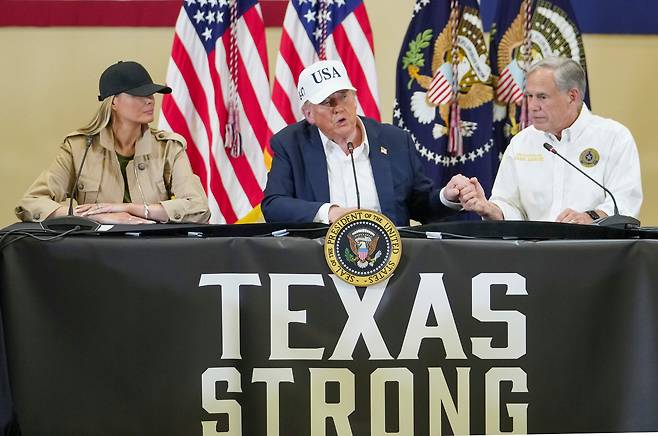 도널드 트럼프(가운데) 미국 대통령이 11일 텍사스주 홍수 사태 피해 지역을 방문해 현지 간담회에서 발언을 하고 있다. 왼쪽은 배우자 멜라니아 여사, 오른쪽은 그레그 애벗 텍사스 주지사. /AP 연합뉴스