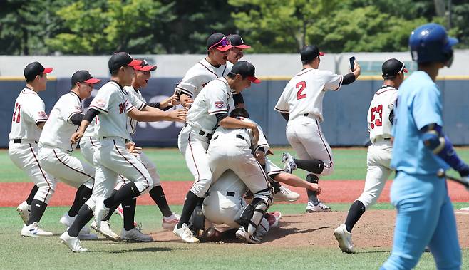 2025년 7월 12일 서울 목동 야구장에서 열린 제80회 청룡기 전국고교야구선수권대회. 덕수고가 우승을 확정지은 뒤 선수들이 환호하고 있다. /장경식 기자