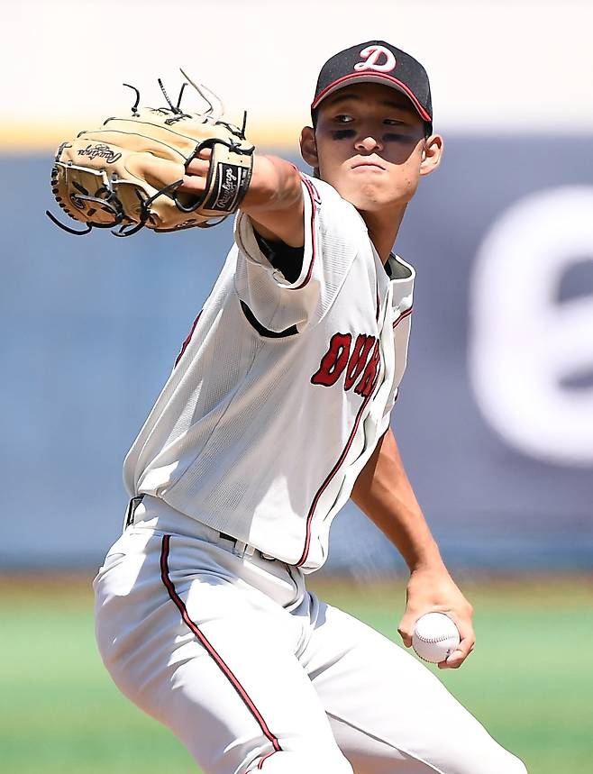 12일 서울 목동구장에서 열린 제80회 청룡기 고교야구선수권 대회 및 주말리그 왕중왕전 부산고와 덕수고의 결승전. 2회초 구원 등판한 덕수고 김화중이 투구하고 있다./정재근 스포츠조선 기자