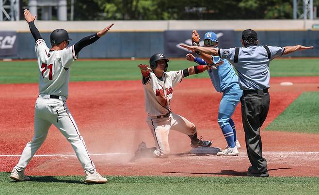 2025년 7월 12일 서울 목동야구장에서 열린 제 80회 청룡기 전국고교야구선수권대회. 덕수고 대 부산고. 7회말 덕수고 42번 설재민이 도루에 성공하고 있다. / 고운호 기자