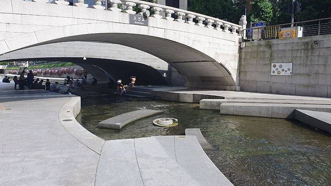 청계천 청계광장 소망석. 좌측 바닥과 우측 벽면에 소망석 안내 표지판이 있다. /유병훈 기자