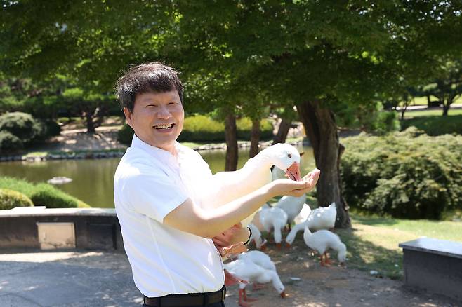 지난 10일 KAIST 대전 캠퍼스에서 허원도 생명과학과 교수가 거위에게 먹이를 주고 있다./KAIST