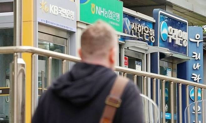 서울 시내 한 시중은행 ATM기 앞으로 시민들이 지나가고 있다. ⓒ뉴시스