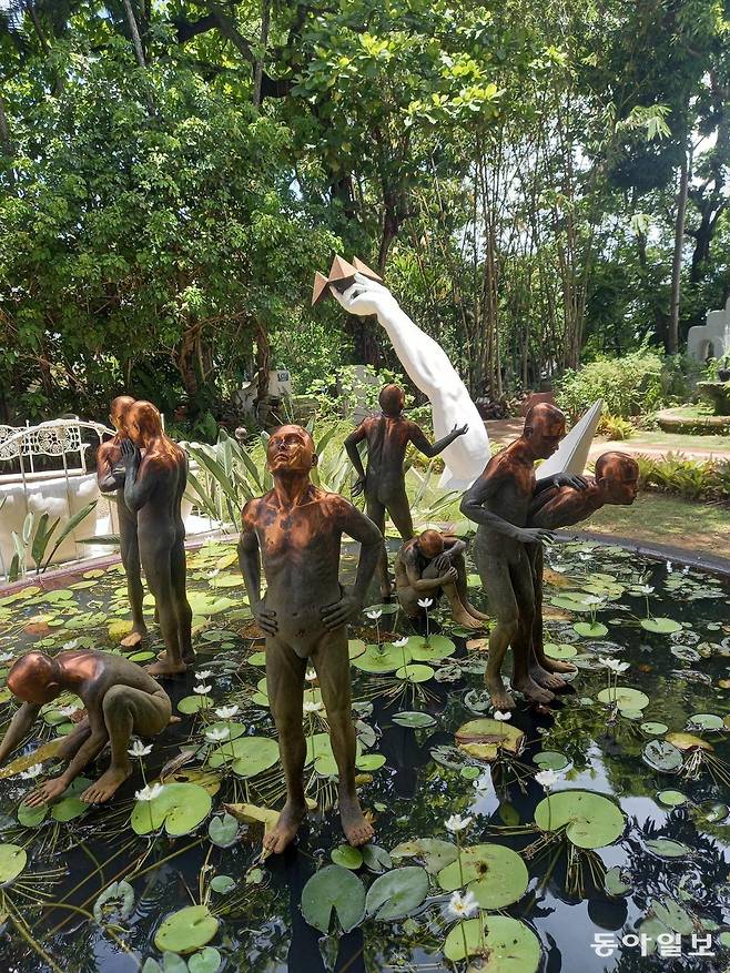 핀토 아트 뮤지엄 야외에 있는 청동 군상 작품. 자연의 햇살과 바람이 느껴지는 곳에서 즐기는 필리핀 현대미술 관람은 여행객을 사색에 빠지게 한다. 식물원에 둘러 싸인 미술관을 둘러보는 예술적 산책은 이색적인 즐거움이다. 안티폴로=허진석 기자 jameshur@donga.com