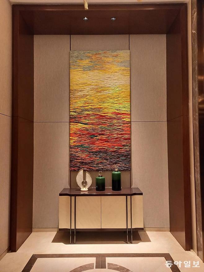 솔레어 리조트 노스의 엘리베이터 대기 공간에 전시된 현대 추상 회화 작품. 케손=허진석 기자 jameshur@donga.com