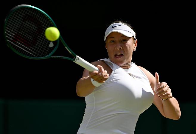 올해 윔블던 테니스 대회 여자 단식 결승에서 맞붙게 된 이가 시비옹테크(위쪽 사진)와 어맨다 애니시모바. 두 선수 모두 이번에 처음으로 윔블던 결승 무대를 밟았다. 누가 이겨도 윔블던 여자 단식은 최근 8회 연속으로 새 챔피언을 배출한다. 런던=AP·신화 뉴시스