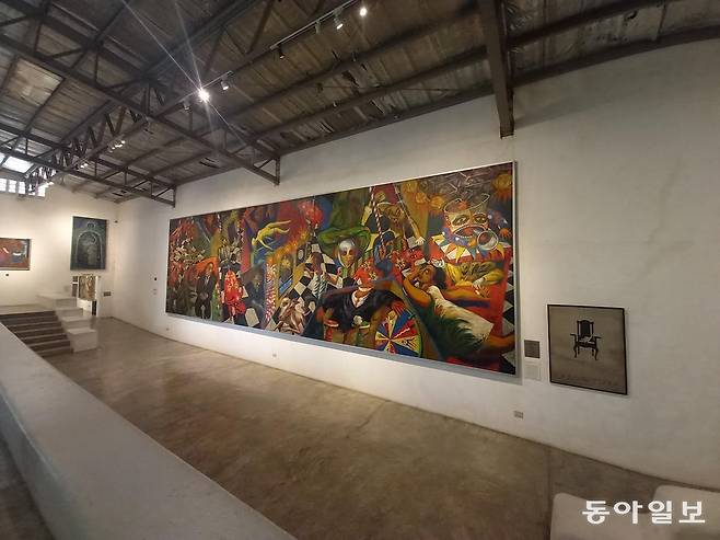 핀트 아트 뮤지엄에 있는 작품 ‘카르나발’. 현대미술 집단 살링푸사가 1986년 피플 파워 혁명 이후 필리핀 사회의 혼란과 희망을 축제에 비유해 표현했다. 안티폴로=허진석 기자 jameshur@donga.com