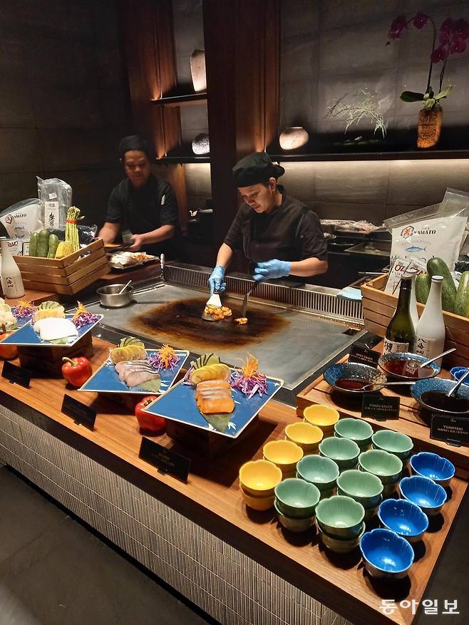 일식당 ‘야쿠미’에서 조리사가 일본산 해산물을 철판에서 구워주고 있다. 케손=허진석 기자 jameshur@donga.com