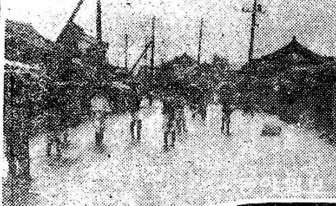 물에 잠긴 인사동 거리에서 시민들이 걷고 있다.  1925년 7월 12일 자.