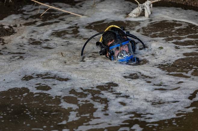 10일(현지시간) 미국 텍사스주 과달루페강에서 실종자 수색 작업을 진행하고 있는 구조대원. 사진=AFP 연합뉴스