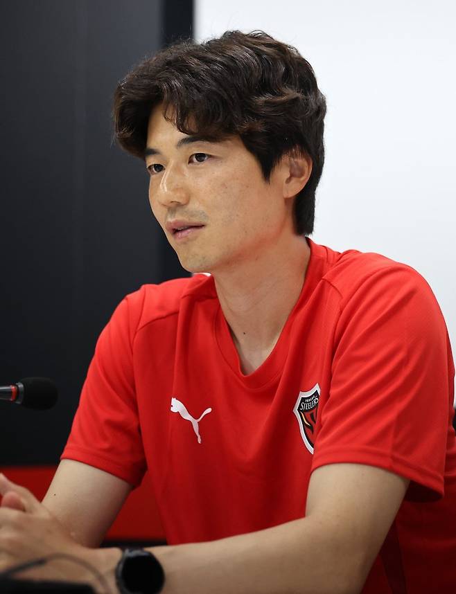 경북 포항시 북구 포항스틸러스 송라클럽하우스에서 열린 기성용 입단 미디어데이에서 기성용이 취재진과 인터뷰를 하고 있다.뉴시스