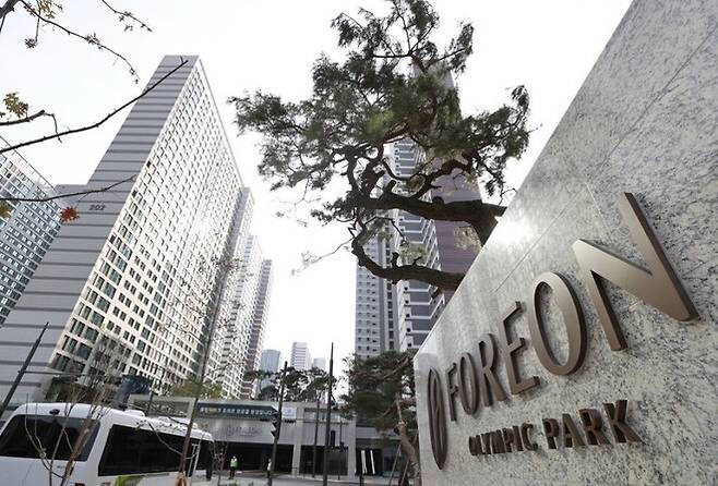 서울 강동구 올림픽파크포레온(둔촌주공 재건축)의 모습. 1만2032가구의 올림픽파크포레온은 단일 단지 기준 국내 최대 규모 아파트 단지다. 연합뉴스