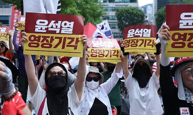 윤석열의 구속영장 실질심사가 열린 2025년 7월9일 오후 서울중앙지법 앞 삼거리에서 지지자들이 영장 기각 등의 구호를 외치고 있다.